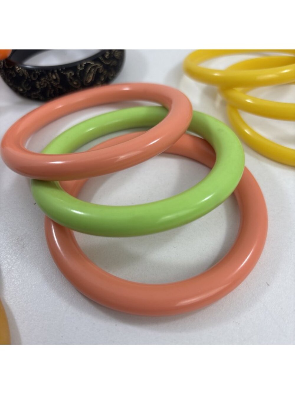 Vintage Estate Find Ten PLASTIC BANGLE BRACELETS Colors Hippie Bohemian Retro - Picture 3 of 11